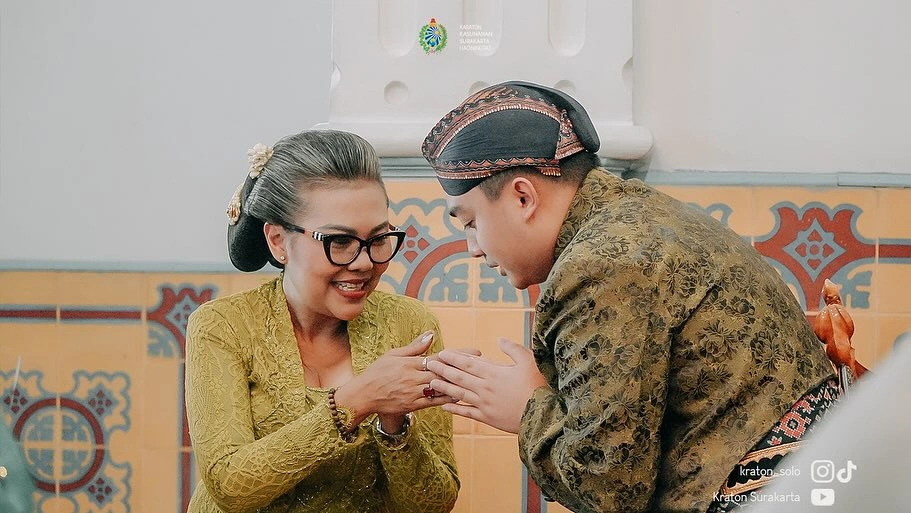 GKR Timoer Rumbai bersama KGPAA Hamangkunegoro. [Instagram @kraton_solo]